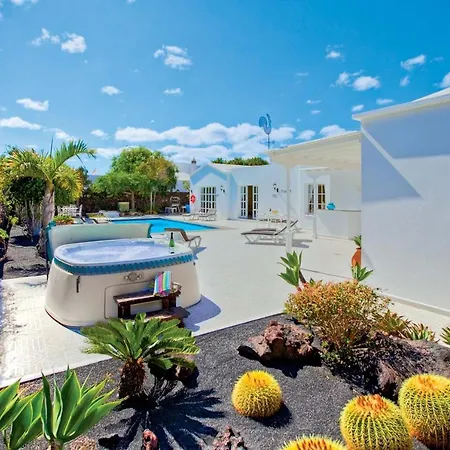 فيلة Puerto Del Carmen Sleeps 8 Wifi بويرتو ذيل كارمين